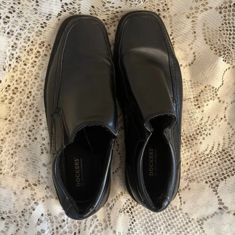 Dockers Men's US 9.5 Black Leather Slip On Loafers.